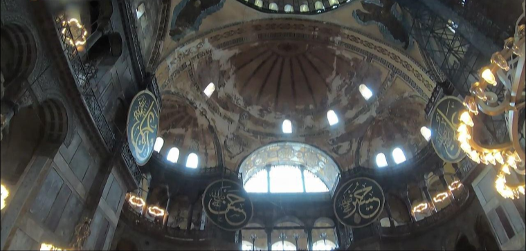기독교&#44; 이슬람교와 양식이 함께 보존되어 있는 성당이다.