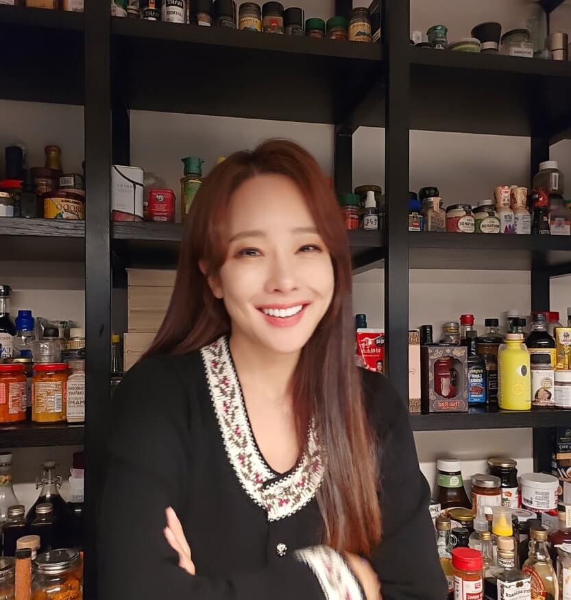 팔짱을낀-긴머리여성의모습