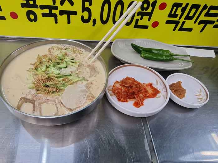 서문시장 명동칼국수에서 판매하는 콩국수와 김치를 같이 찍은 사진