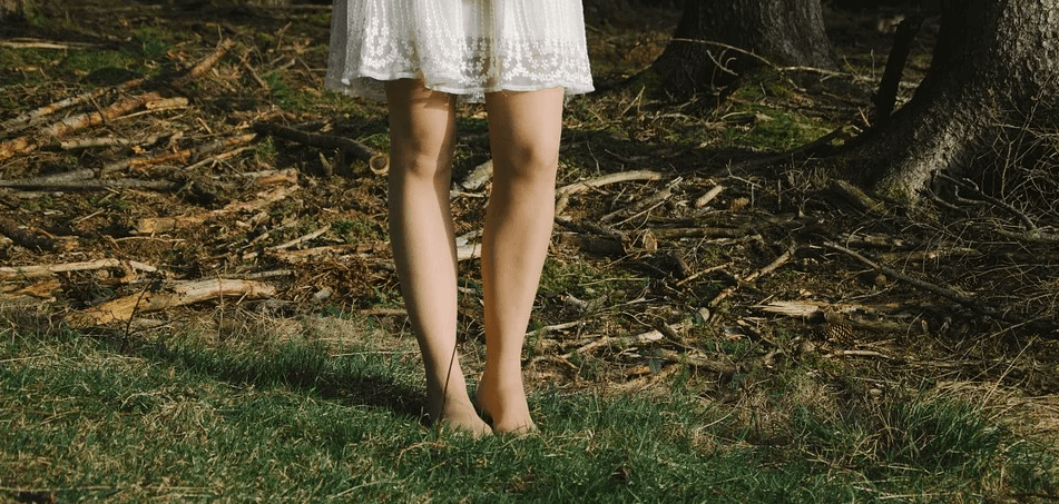 섬네일 숲속에 맨발로 여자가 서 있다