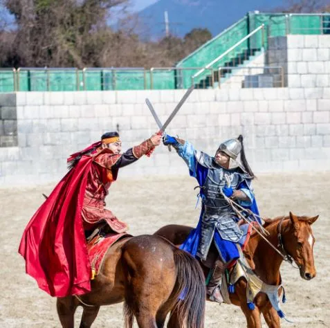 제주도-서쪽-놀거리-가족여행-추천-라온더마파크-기마공연-칼싸움-연기-중