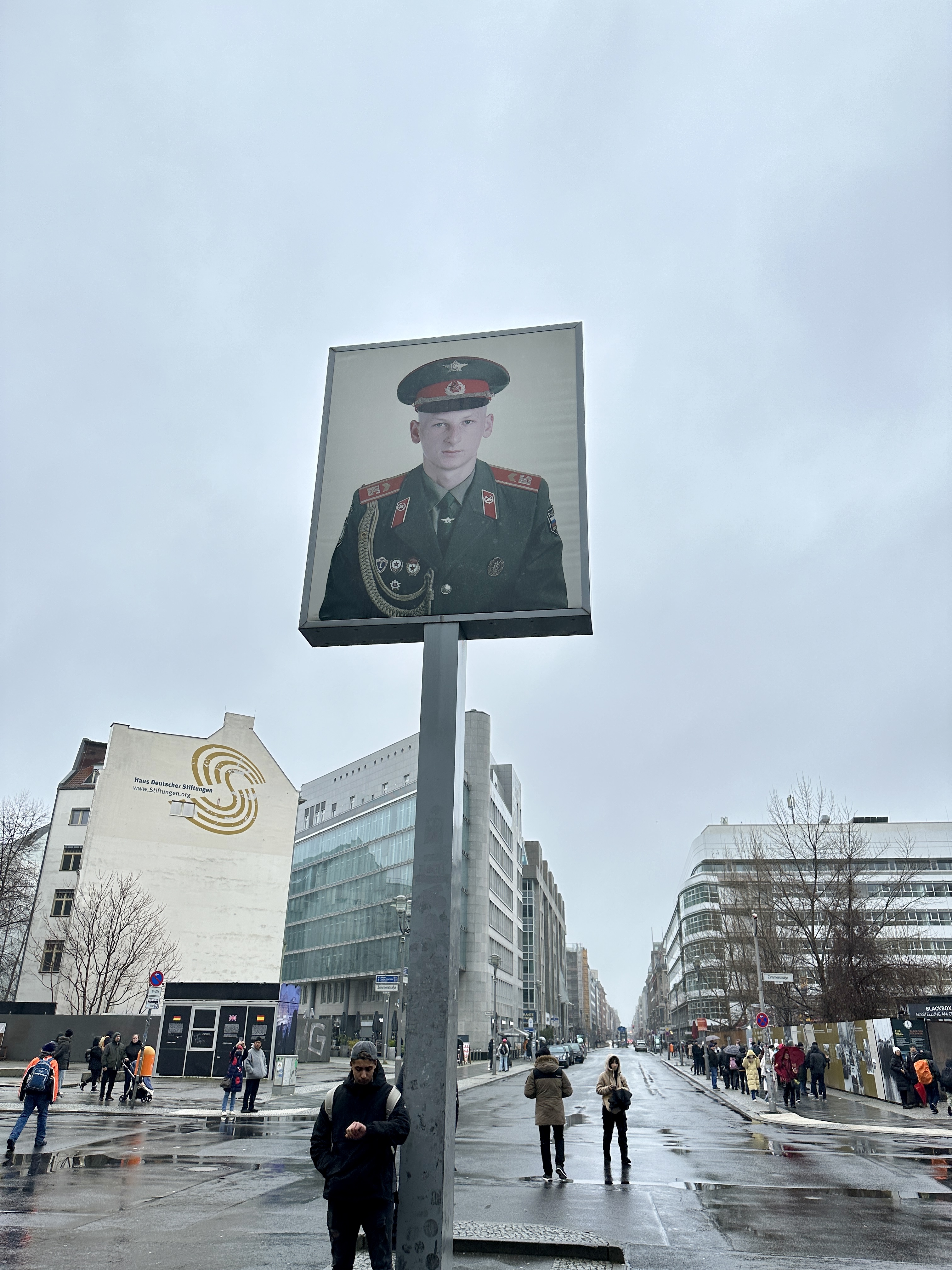 베를린 체크 포인트 찰리 소련병사 사진