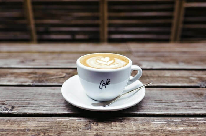 위에 하트 모양이 그려져 있는 커피 한 잔 