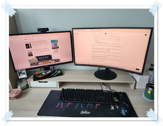 책상-위에-컴퓨터와-마우스가-올려져-있는-사진