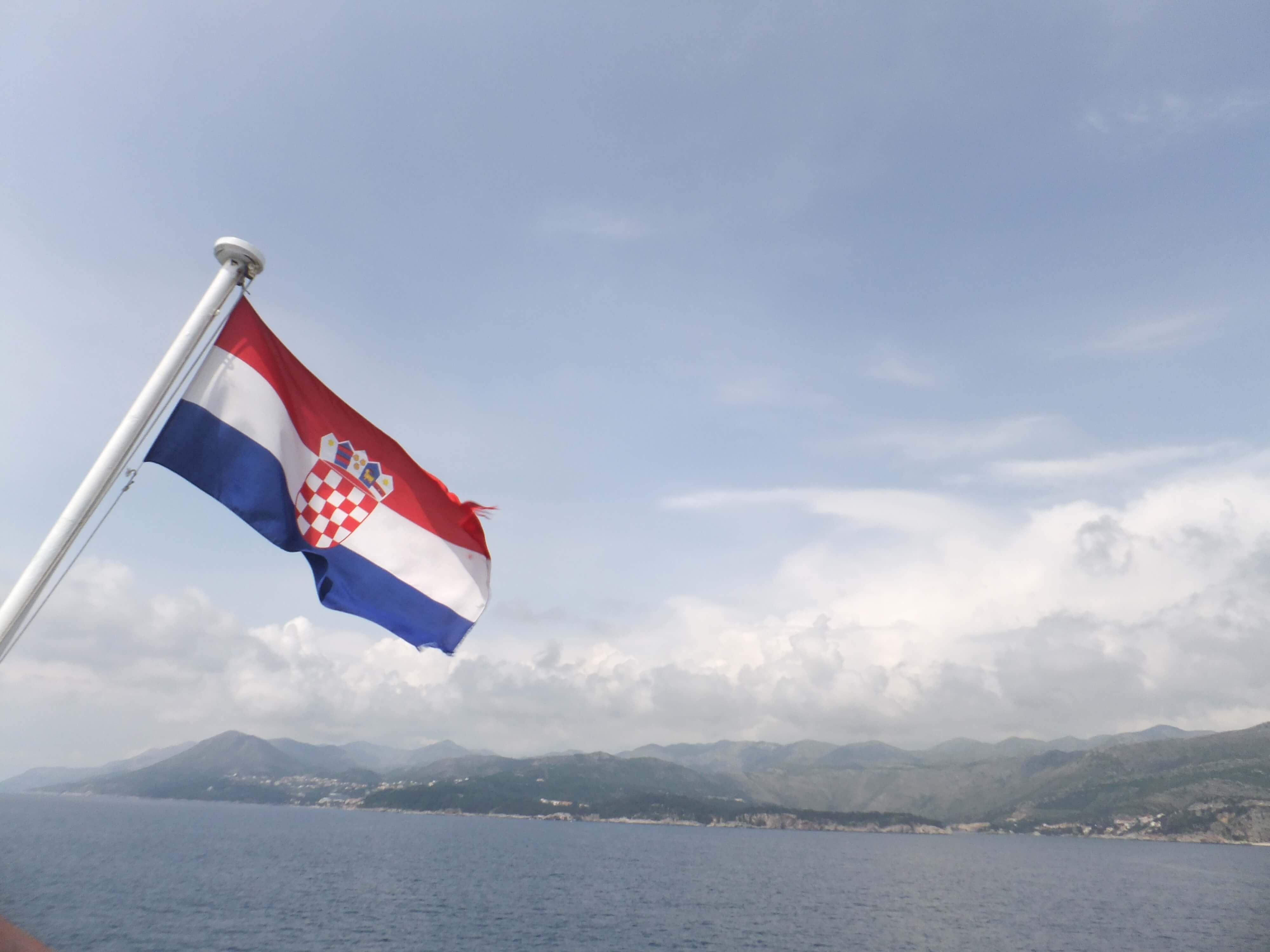 이탈리아 바리 가는 페리에 걸린 크로아티아 국기