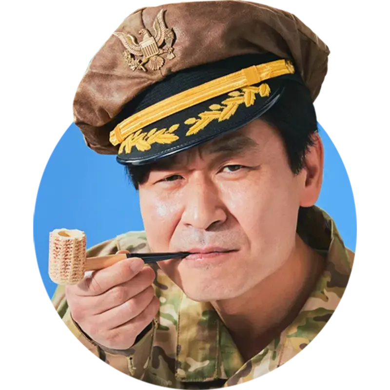 군복을 입고 미군 장교 모자에 담배 파이프를 입에 물고 있는 드라마 힙하게의 박종배