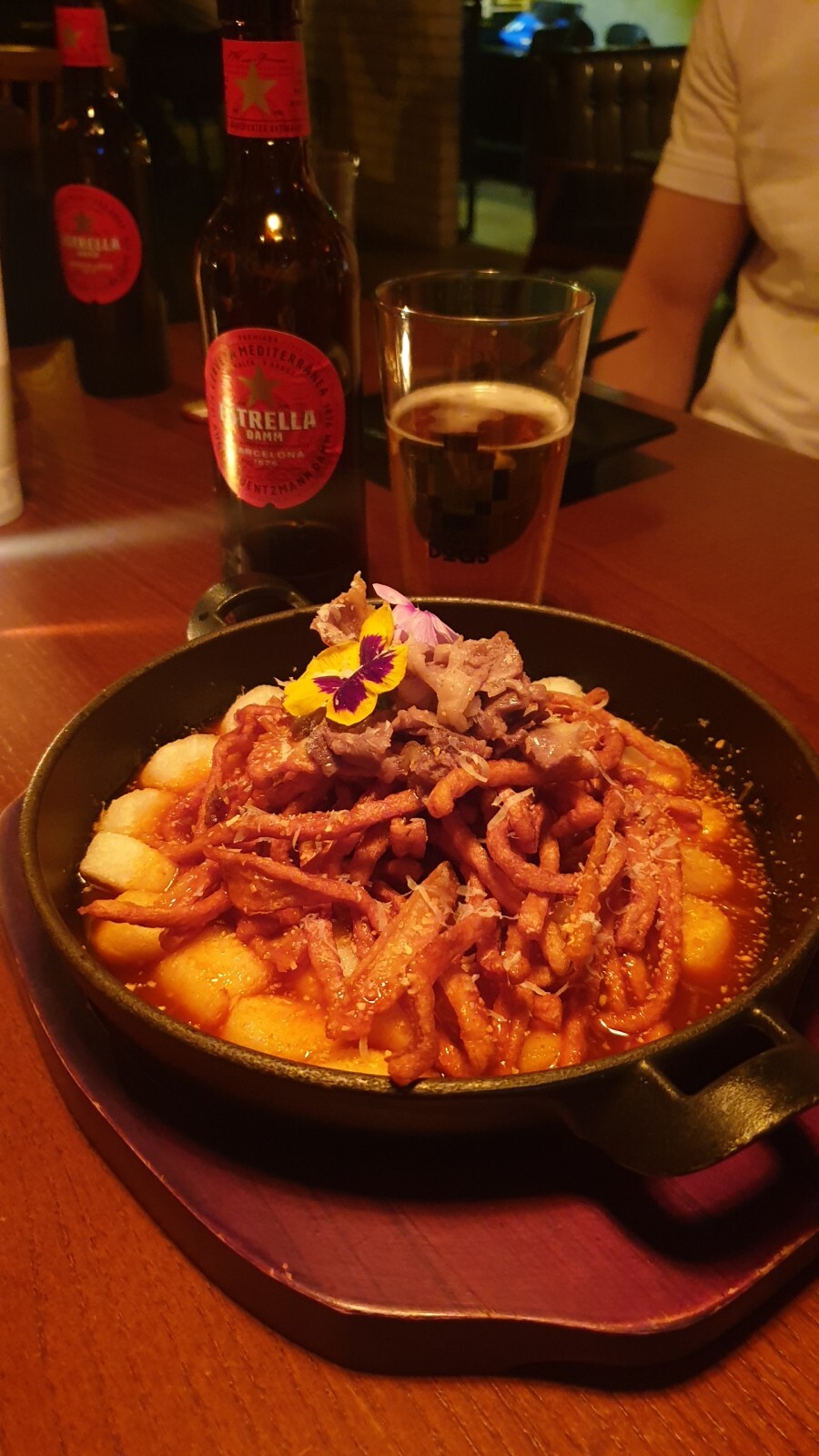  여덟명의 결이 같은 친구들이 쌓아 올린 곳! 샤로수길 와인바로 강추! 떡볶이 맛집 <축상>