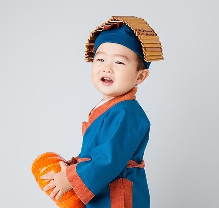 귀여운 복장을 한 어린아이