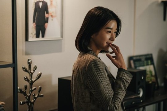  미소 짓는 서예지...'내일의 기억' 촬영 현장
