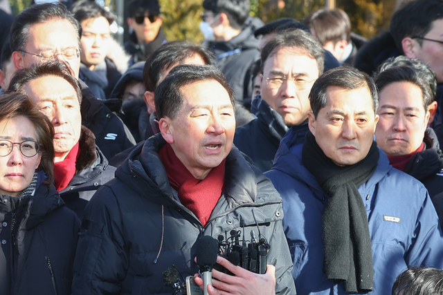 ▲ 고위공직자범죄수사처(공수처)와 경찰이 윤석열 대통령에 대한 2차 체포영장 집행에 나선 지난달 15일 서울 용산구 한남동 대통령 관저 입구에서 국민의힘 김기현 의원이 발언하고 있다. 연합뉴스 자료출처 : 강원도민일보(http://www.kado.net)