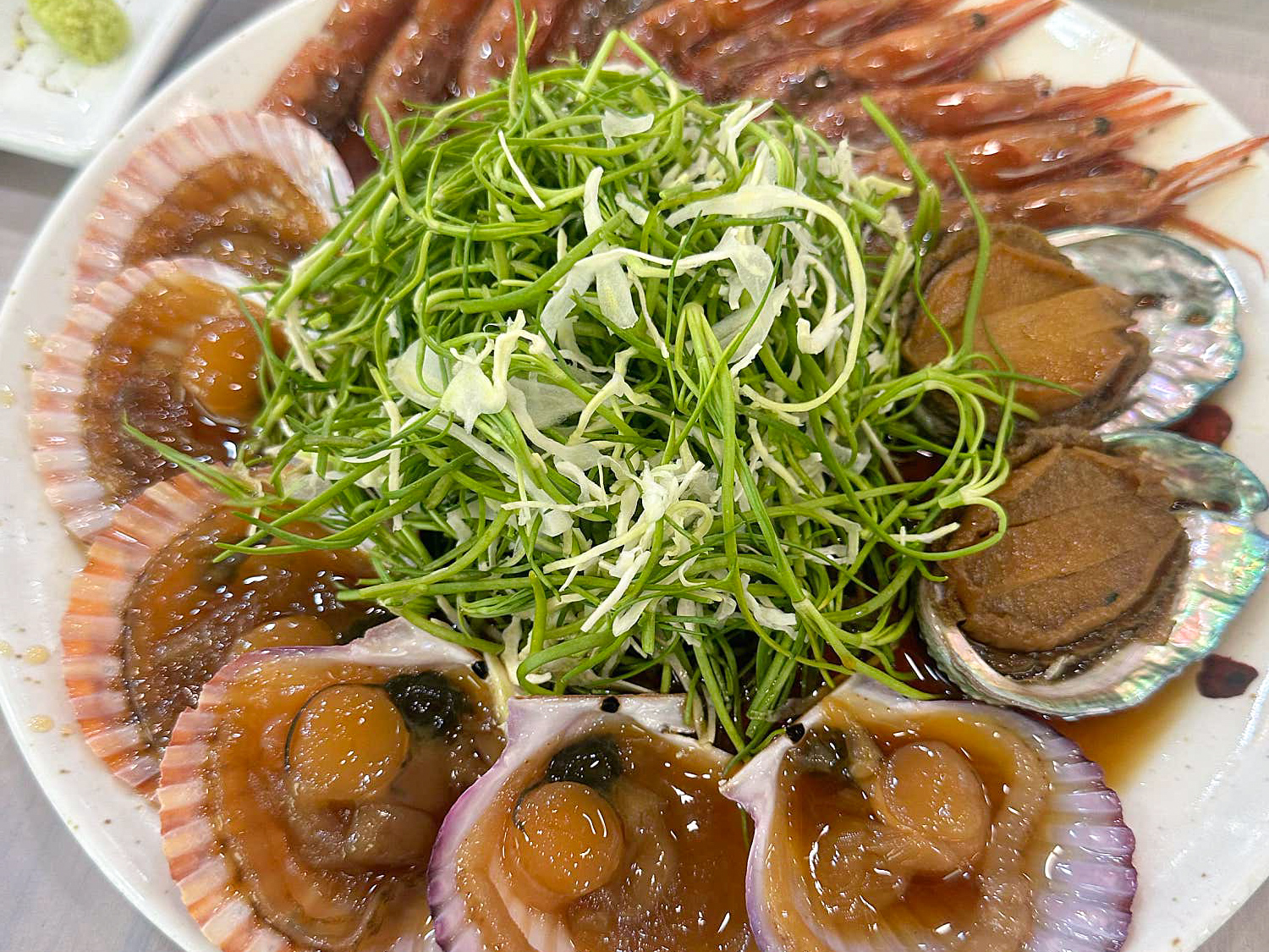 전복장 가리비장 새우장이 그릇에 차려진 사진