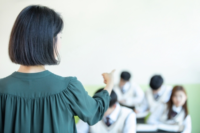  '학생과 부적절 관계' 대구 여교사 남편 "계약 끝나면 처벌 면할 것으로 믿고 이혼하자더라"