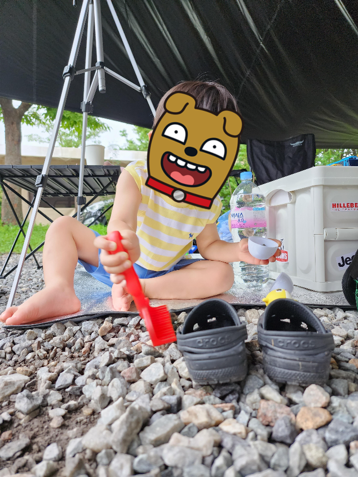 자갈을 가지고 노는 4살 아이