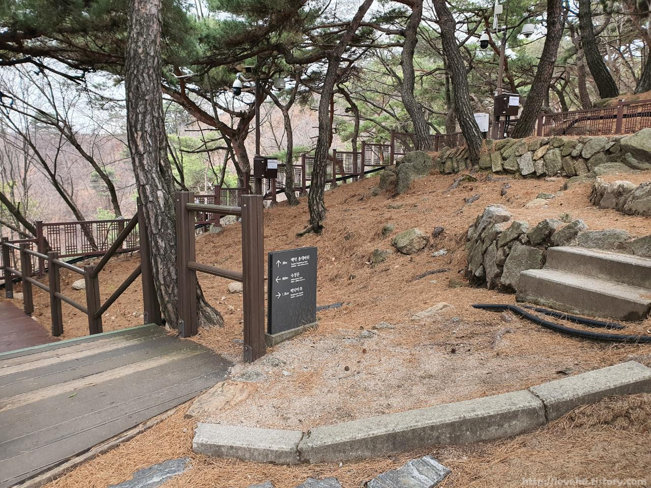 북악산_北岳山_Bukaksan/나무들 보면서 걷다보니
시간가는 줄 모르겠더라구요
가는길에 또 하나의 방향표지판을
봤는데 북악 촛대바위라고
적혀 있길래 궁금해서 들러보았답니다