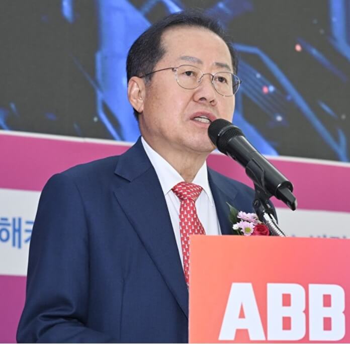 마이크앞에서있는-안경쓴-남성의모습