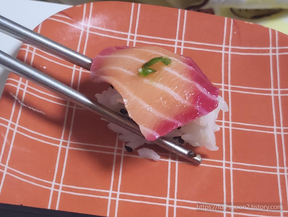 Huingoraeyeoneoyukhoe (흰고래연어육회) 1