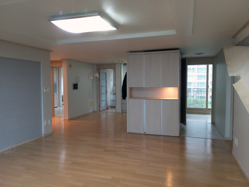 거실 벽면에 매입 박스를 시공한 무몰딩 인테리어 용인시 아파트 거실 리모델링 - 20