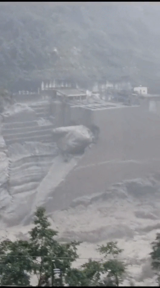 인도 시킴주 충탕댐이 파괴된 모습