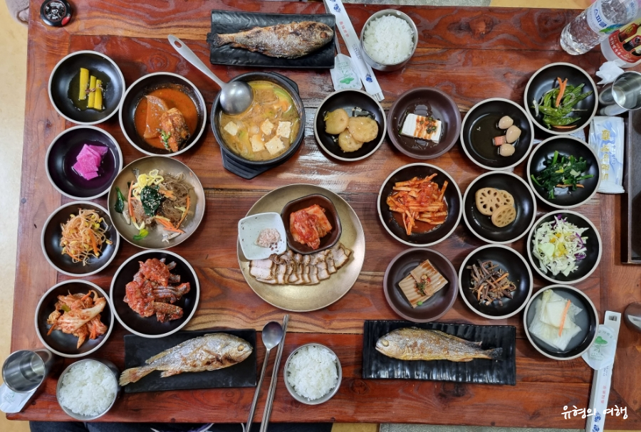 한국-전통-음식으로-가득-찬-밥상-사진