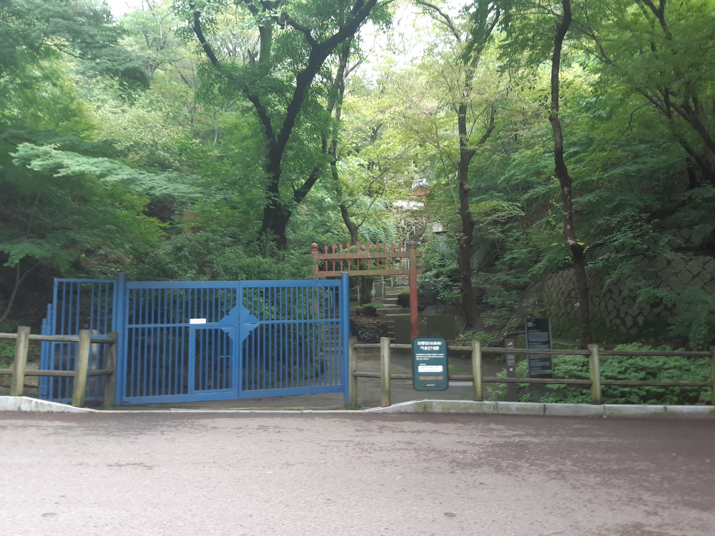  남산둘레길에서 만난 제갈량 사당 ‘와룡묘’