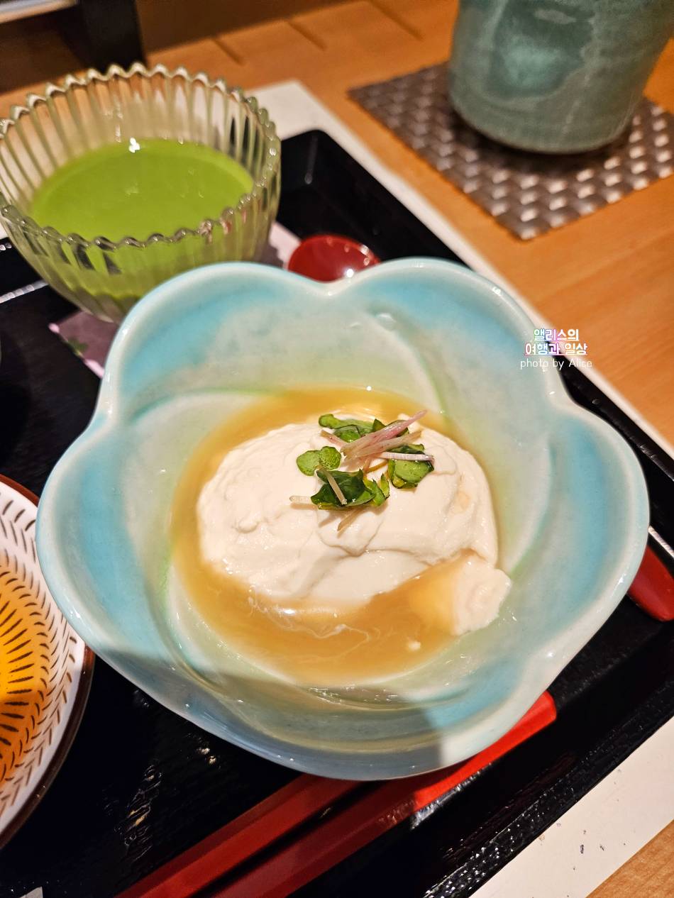 일렬로 늘어선 맛있는 꼬치 튀김 교토 기온 본점 마이코 한 리뷰 3