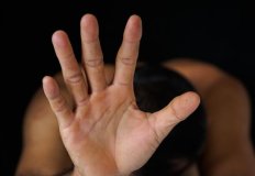  여자친구와 싸우다가 경찰관 폭행한 40대…벌금 500만원 여자친구와 다투다가 싸움 말리는 경찰관 폭행 여자친구와 싸우다 경찰 머리 때리고 욕한 40대 벌금형