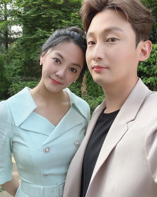  고은아, 테니스 코치와 소개팅 성공적? 팔짱까지 자연스러워! [사진]
