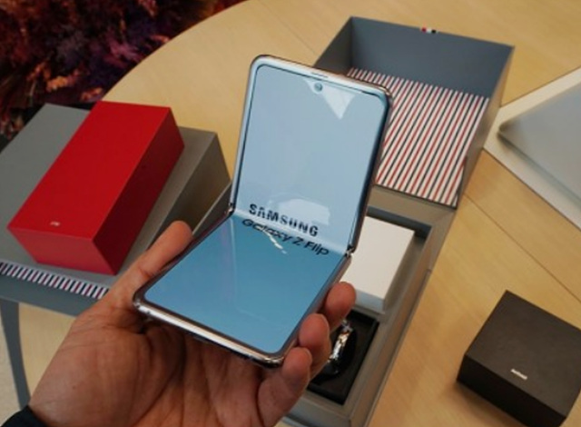 발매일 중급형 폴더블 핸드폰 삼성 갤럭시 Z 플립 3 3