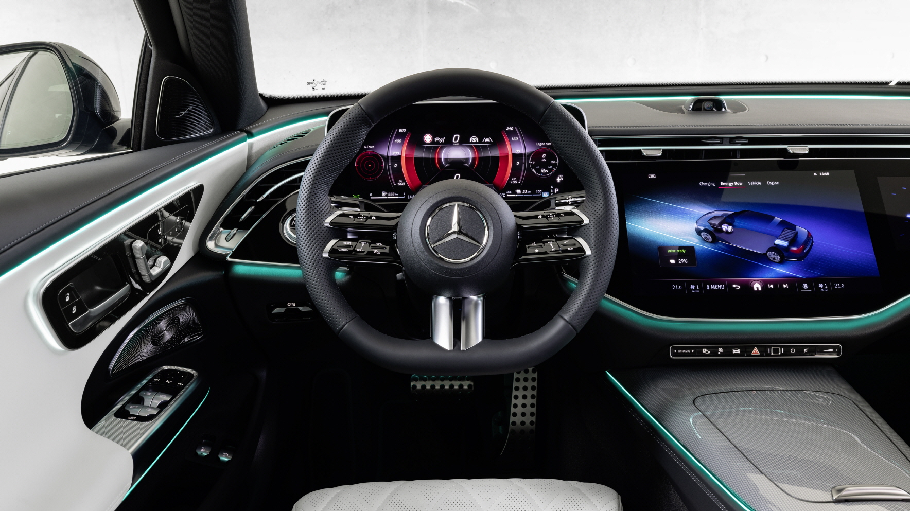 메르세데스-벤츠가 프리미엄 중형세단 E-클래스의 신형 모델 ‘더 뉴 메르세데스-벤츠 E-클래스(The new Mercedes-Benz E-Class)’를 세계 최초로 공개한다.