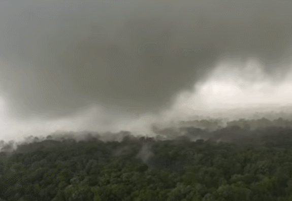  드론으로 토네이도 심장부 들여다 보는 사람들 VIDEO:Storm-Chaser Drone Takes Stunning Video Footage of a Tornado Up Close
