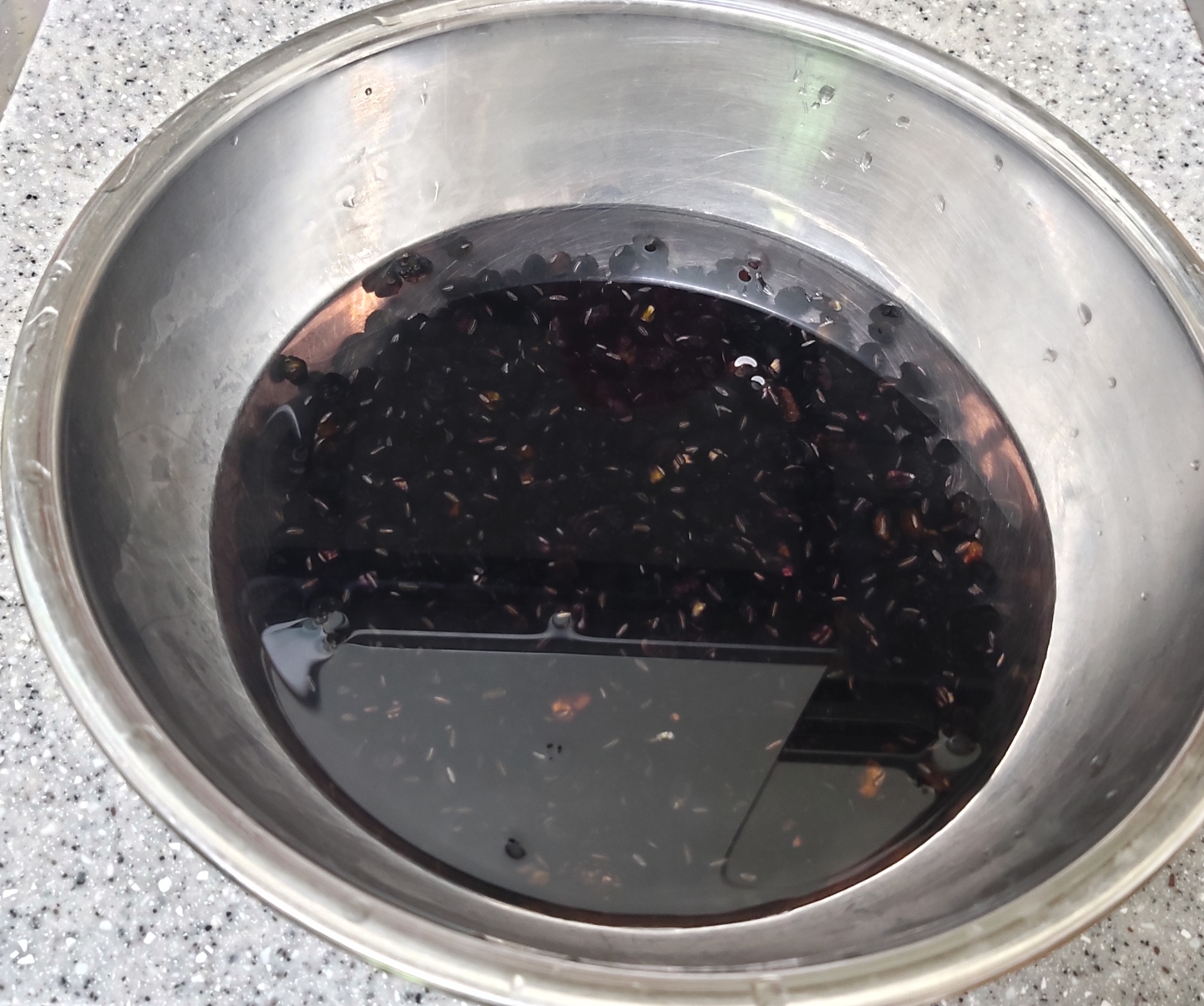 검은콩을 물에 담가 놓는다.
