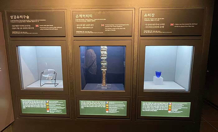 경주 대릉원 내 천마총 안에 전시되어 있는 상감유리구슬, 유리잔이 전시되어 있는 사진