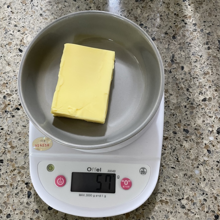 버터를 계량했습니다. 원래 정량인 60g이 안되는 57g이지만 그냥 이대로 사용했습니다.