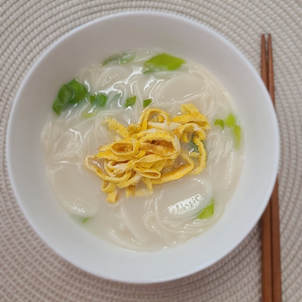  사골떡국수 떡국 만드려다 떡이 모자라 국수도 넣었다. 진정한 냉파