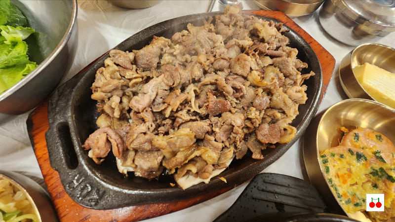 덕소 숯불갈비 메인 메뉴, 철판 위에 구워진 돼지 숯불구이