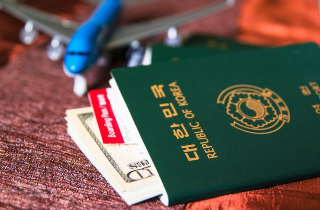 대한민국 여권과 비행기 모형