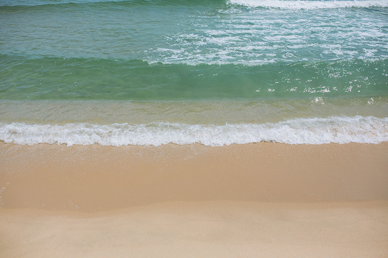 주문진 앞 바다의 파도와 고운 모래.