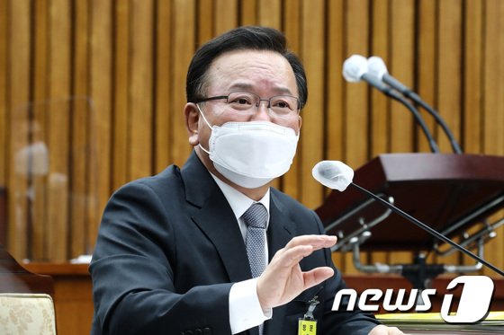  野 "라임 펀드 김부겸 특혜" vs 與 "딸 가족도 피해자"