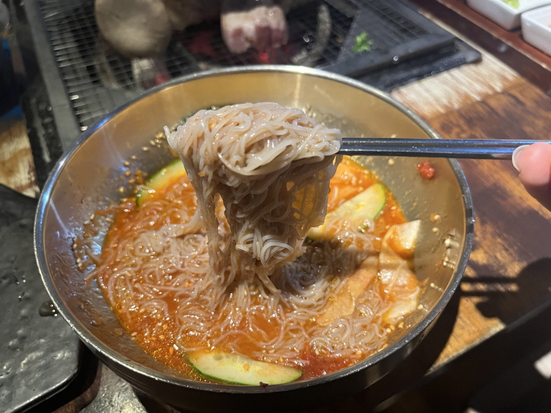 명동 고기 맛집 육통령 냉면 비빈 모습
