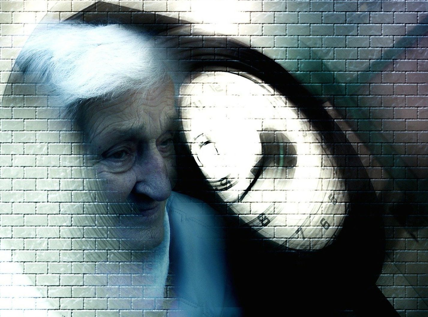 한 노인과 시계의 사진