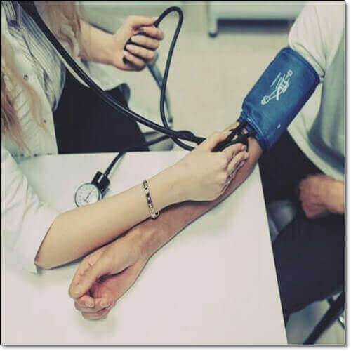 혈압 체크하는 고혈압 환자
