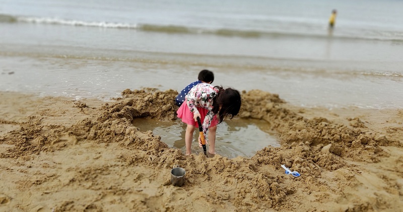 모래 방어막을 만들어 수영장을 살리려는 아이들