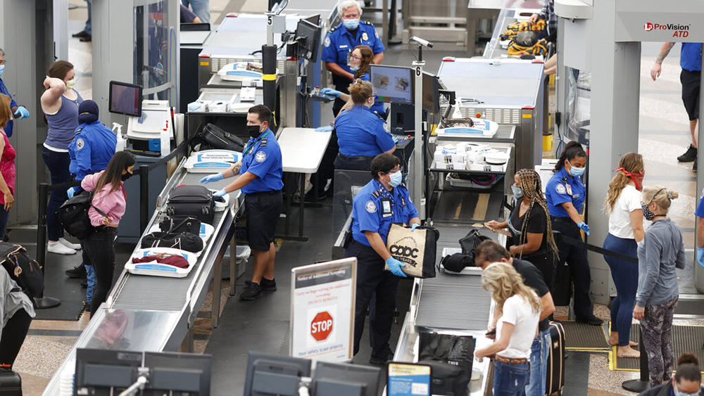 미국 공항의 TSA 보안검색대 현장 사진