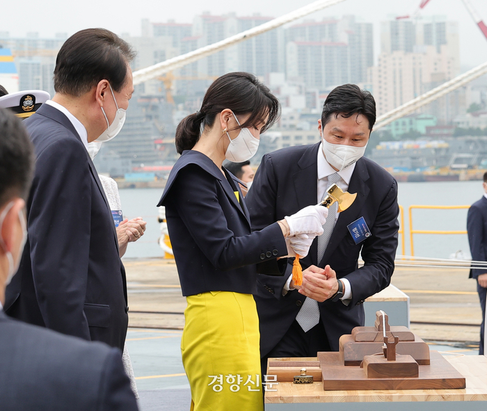  왜 김건희 여사가 정조대왕함 진수줄 절단했을까