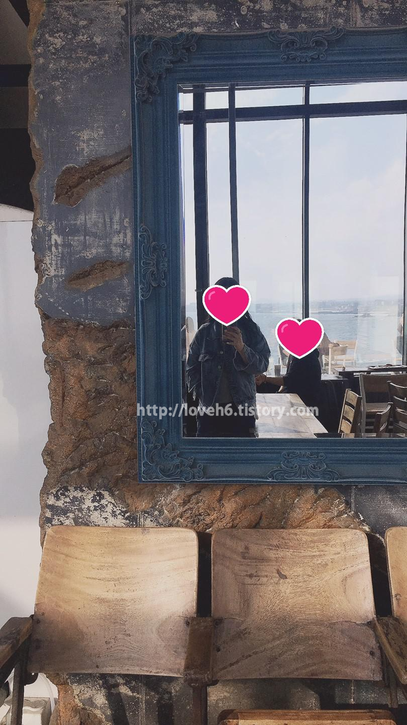 몽상드애월
mongsangdeuaewol 화장실은 지나 조금 걷다 코너를 돌면 벽면에 거울이 있습니다