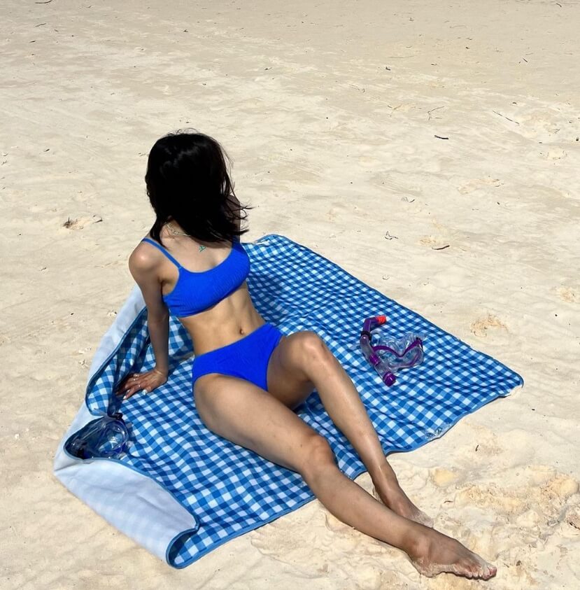 모래위에앉아있는-수영복을입은여성의모습