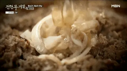 불판-위에서-지글지글-잘-익고-있는-불고기