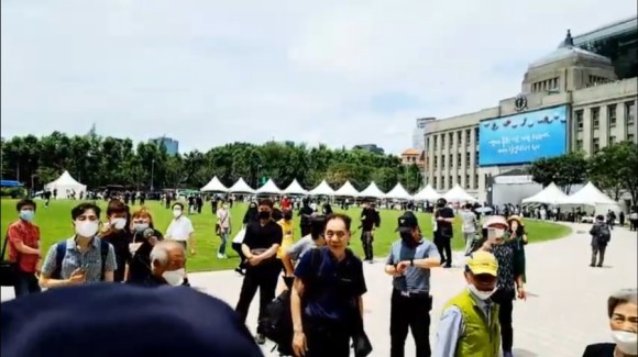 서울시청 앞 박원순 분향소 앞 성창경TV서울대병원 장례식장 주차장에 마련된 강용석·김용호·김세석·김용호·양평의 집. 유튜브 ON. 2020년 7월 11일 2시 30분 39