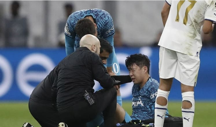 카타르 월드컵 벤투호&#44; 대회 앞두고 초비상...손흥민 경기 중 부상 긴급 수술 VIDEO: Son Heung-min in World Cup injury scare with Tottenham forward to undergo surgery