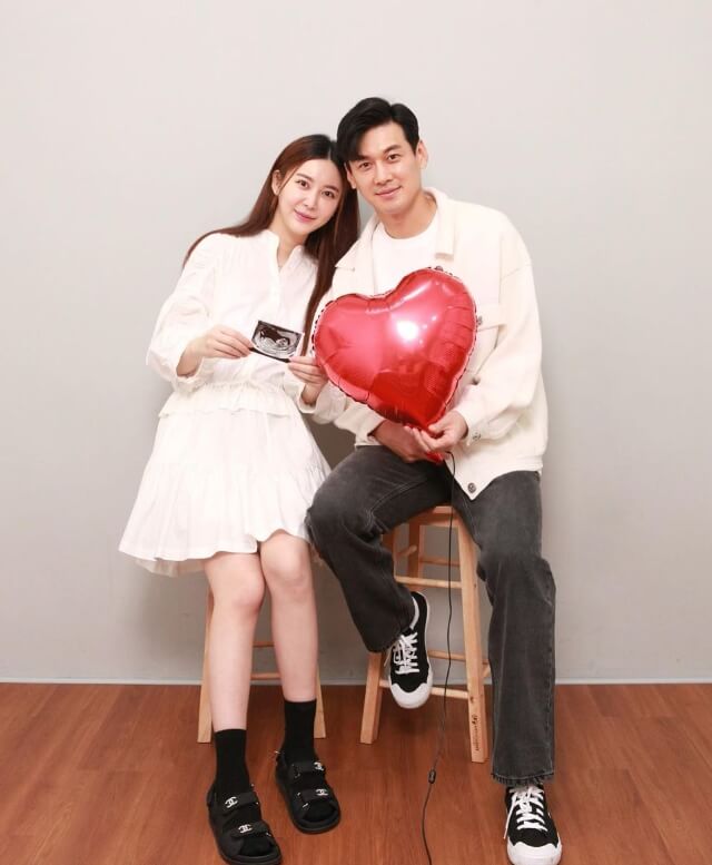 의자에앉아있는남성과-긴머리여성의모습